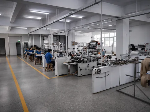 Xưởng sản xuất với thiết bị và nhân sự chuẩn bị sản phẩm ngành lưu trú