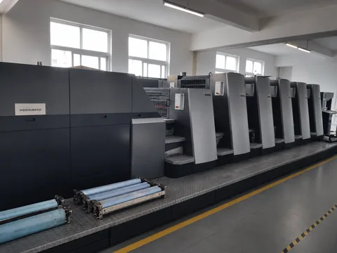 Thiết bị sản xuất quy mô lớn bên trong xưởng